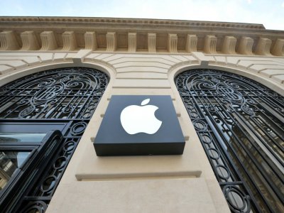 Apple, sanctionné pour n'avoir pas prévenu que des mises à jour pouvaient ralentir les vieux iPhones, a écopé vendredi en France d'une amende de 25 millions d'euros - BERTRAND LANGLOIS [AFP/Archives]