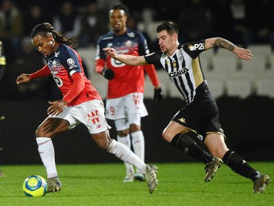 L'attaquant de Lille Renato Sanches (g) devance le défenseur d'Angers Vincent Manceau, le 7 février 2020 à Angers - JEAN-FRANCOIS MONIER [AFP]