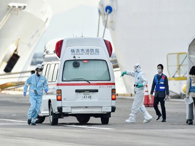 Des équipes médicales en combinaison de protection prêtes à apporter une aide aux patients contaminés par le nouveau coronavirus à bord du navire de croisière Diamond Princess, le 7 février 2020 à Yokohama, au Japon - Kazuhiro NOGI [AFP]