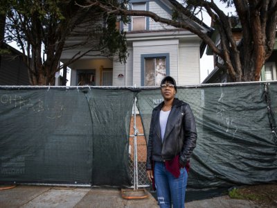 Misty Cross devant la maison où elle a vécu à Oakland, le 28 janvier 2020 - Philip Pacheco [AFP]