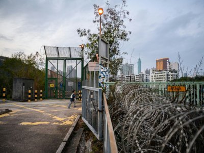 La frontière entre Hong Kong et la Chine continentale est de factio une frontière internationale - Anthony WALLACE [AFP]