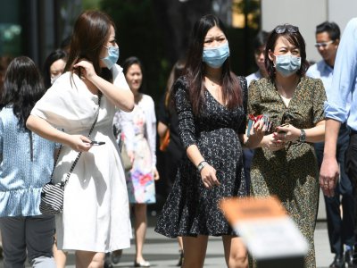 Des habitants portent des masques par peur de propagation du Coronavirus le 5 février 2020 à Singapour - Roslan RAHMAN [AFP/Archives]