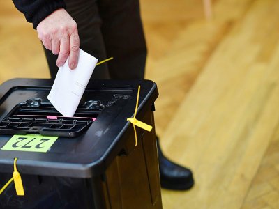 Un électeur irlandais dépose son bulletin de vote samedi 8 février dans un bureau de vote de Dublin à l'occasion des élections législatives. - Ben STANSALL [AFP]