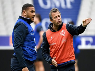 Fabien Galthié donne des instructions au pilier du XV de France Mohamed Houas le 8 février 2020 au Stade de France - FRANCK FIFE [AFP]