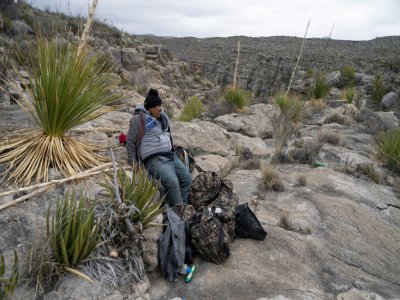 Un clandestin guatémaltèque blessé au genou sur les hauteurs du Canyon San Rosendo le 30 janvier 2020 près de Sanderson au Texas - Paul Ratje [Agence France-Presse/AFP]