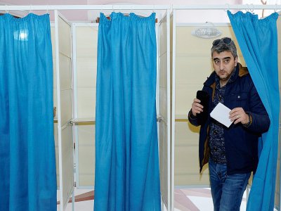 Un électeur sort de l'isoloir à Bakou, le 9 février 2020 après avoir voté pour les élections législatives en Azerbaïjan - TOFIK BABAYEV [AFP]