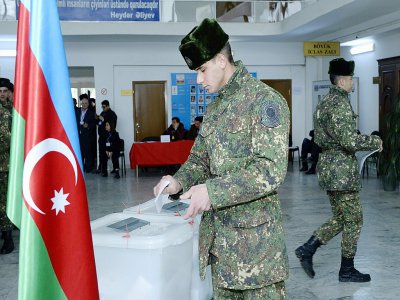 Des soldats votent dans un bureau à Bakou, le 9 février 2020 pour les élections législatives en Azerbaïdjan - TOFIK BABAYEV [AFP]