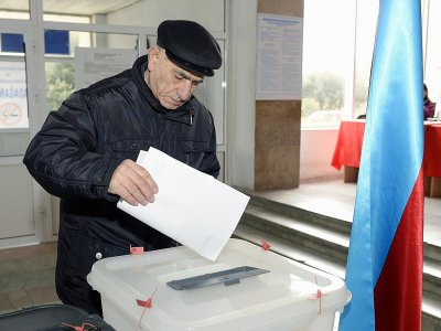 Un homme dépose son bulletin dans un bureau de vote de Bakou pour les élections législatives en Azerbaïdjan, le 9 février 2020 - TOFIK BABAYEV [AFP]