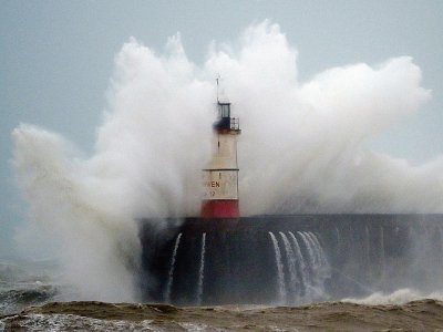 Déferlantes sur le phare de Newhaven le 9 février 2020, sur la côte sud de l'Angleterre, traversé par la tempête Ciara - GLYN KIRK [AFP]