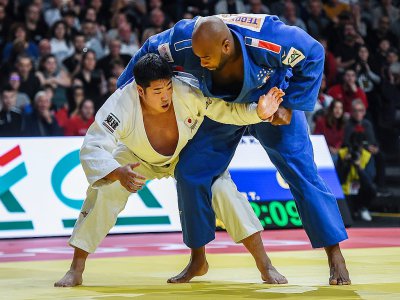 Le judoka français Teddy Riner (d) face au Japonais Kokoro Kageura lors du 3e tour du tournoi de Paris, le 9 février 2020 - Lucas Barioulet [AFP]