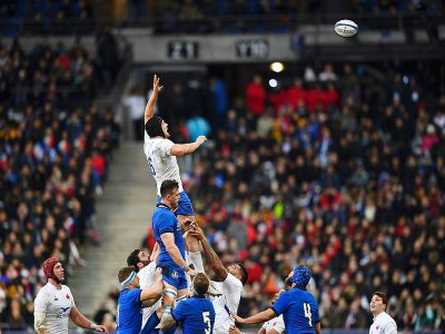 Le 3e ligne du XV de France François Cross s'élève plus haut que tout le monde à la touche contre l'Italie dans le Tournoi des six nations, le 9 février 2020 au Stade de France à Saint-Denis - CHRISTOPHE ARCHAMBAULT [AFP]