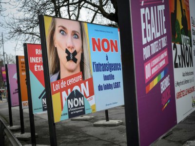 Affiches des partisans et opposants à une loi réprimant les discriminations fondées sur l'orientation sexuelle en suisse. - Fabrice COFFRINI [AFP]