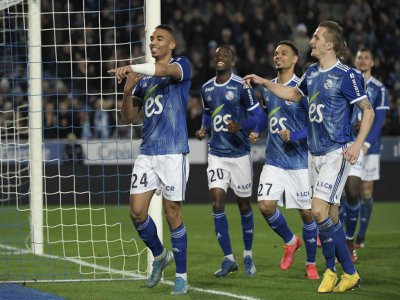 Le défenseur de Strasbourg Alexander Djiku (g) vient d'ouvrir le score contre Reims, le 9 février 2020 à Strasbourg - FREDERICK FLORIN [AFP]