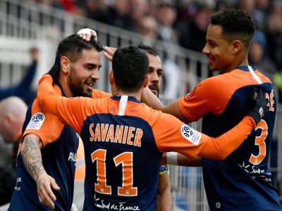 L'attaquant de Montpellier Andy Delort (g) buteur félicité par ses coéquipiers contre Saint-Etienne, le 9 février 2020 au stade de la Mosson à Montpellier - GERARD JULIEN [AFP]