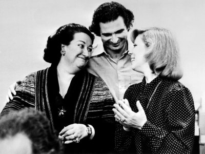 Mirella Freni (d) aux côtés du chef d'orchestre français Alain Lombard (c) et de la soprano espagnole Montserrat Caballé, le 1er septembre 1977 au Palais de la Musique et des Congrès de Strasbourg (est de la France) - - [AFP/Archives]