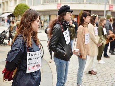Le collectif Les Soeurcières avait mené une action en janvier, où les participants portaient des témoignages sur une pancarte. - Caen street photography