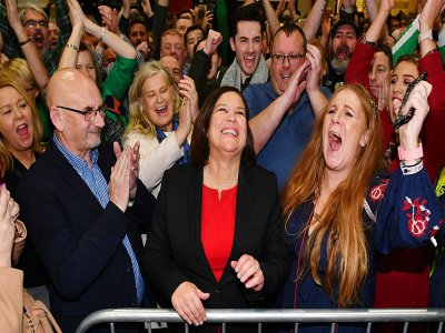 La cheffe du Sinn Fein Mary Lou McDonald (C) célèbre sa victoire aux élections législatives le 9 février 2020 à Dublin - Ben STANSALL [AFP]