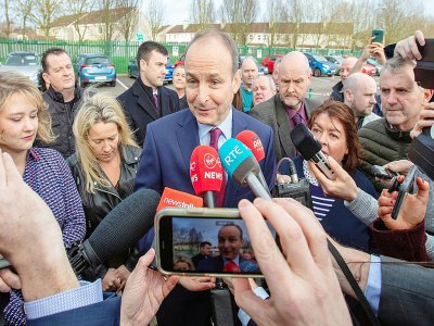 Le chef du Fianna Fail, Micheal Martin (C), s'exprime devant la presse le 9 février 2020 à Cork - Paul Faith [AFP]