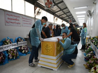 Le cercueil d'une des victimes de la tuerie sans précédent survenue à Nakhon Ratchasima, dans le nord-est de la Thaïlande, à la morgue le 10 février 2020 - CHALINEE THIRASUPA [AFP]