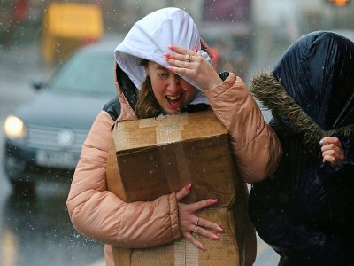 Une passante dans les rues de Sheffield, dans le nord de l'Angleterre, balayée par la tempête Ciara, le 9 février 2020 - Lindsey Parnaby [AFP]