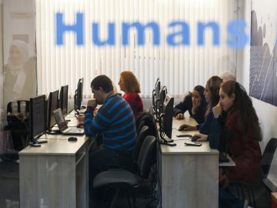Des employés en formation, dans les bureaux de Humans in the loop, à Sofia le 15 décembre 2019 - NIKOLAY DOYCHINOV [AFP]