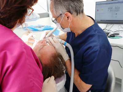 Le développement de la profession de dentiste sous le statut de salarié et non de libéral pose question auprès des instances professionnelles, mais permet de proposer des pôles de soins modernes dans la Métropole.