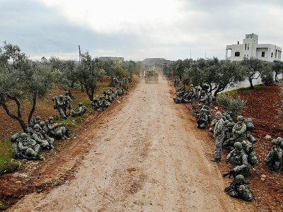 Des soldats turcs dans le village de Qaminas, au sud-est d'Idleb, dans le nord-ouest de la Syrie, le 10 février 2020 - Omar HAJ KADOUR [AFP]
