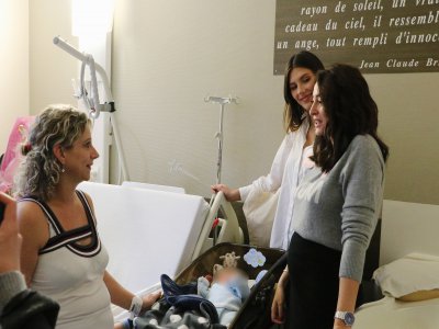 Les anciennes Miss France, Rachel Legrain-Trapani et Camille Cerf, ont rendu visite à une dizaine de jeunes mamans à la maternité du CHU, ce lundi 10 février.