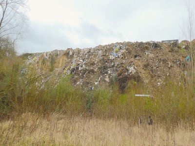 Les déchets sont déposés dans une des décharges de Saint-Aubin-sur-Quillebeuf, en face de Port-Jérome-sur-Seine. - Robin des Bois