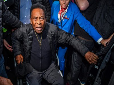 La légende du football Pelé, en fauteuil roulant, le 9 avril 2019 à l'aéroport de Guarulhos près de Sao Paulo - NELSON ALMEIDA [AFP/Archives]