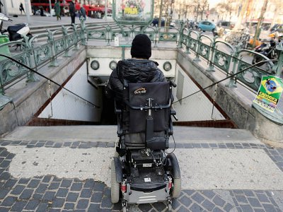 Une personne en fauteuil roulant devant les escaliers d'une bouche de métro, le 19 février 2013 à Paris - KENZO TRIBOUILLARD [AFP/Archives]