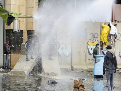 Les forces de sécurité utilisent des canons à eau contre des manifestants, le 11 février 2020 à Beyrouth, au Liban - ANWAR AMRO [AFP]