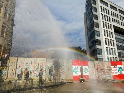 Les forces de sécurité utilisent des canons à eau contre des manifestants, le 11 février 2020 à Beyrouth, au Liban - Anwar AMRO [AFP]