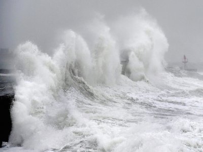 Des vagues se brisent sur une digue à Plobannalec-Lesconil lors le passage de la tempête Ciara, le 9 février 2020 dans le Finistère - Fred TANNEAU [AFP]