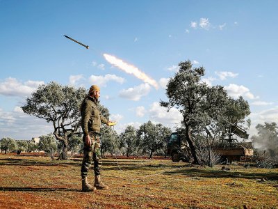 Un combattant rebelle du nord-ouest de la Syrie déclenche le tir d'une roquette, le 10 février 2020 dans la région d'Alep - Omar HAJ KADOUR [AFP]