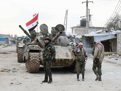 Des membres des forces gouvernementales syriennes sont déployées près de l'autoroute M5  dans le sud de la province d'Alep, le 10 février 2020 - - [AFP]