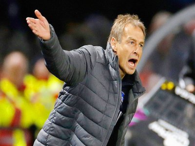 Jürgen Klinsmann, alors entraîneur du Hertha Berlin, donne des instructions lors du match contre Schalke 04, en Bundesliga, le 31 janvier 2020 à Berlin - Odd ANDERSEN [AFP/Archives]