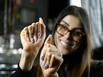 La vloggeuse colombienne Paula Galindo montre ses faux ongles faits par Jenny Bui, le 10 janvier 2020 à New York - Angela Weiss [AFP]