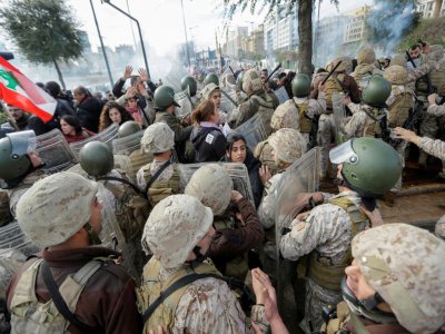 Des soldats libanais dispersent des manifestants devant le Parlement, à Beyrouth, le 11 février 2020 - JOSEPH EID [AFP]