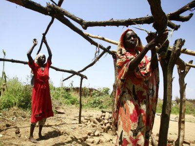 Des femmes soudanaises construisent une hutte en bois le 10 octobre 2019 dans leur village de Shattaya, au Darfour, dans l'ouest du Soudan - ASHRAF SHAZLY [AFP]