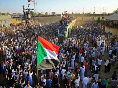 Des Soudanais célèbrent le premier anniversaire de leur mouvement de contestation qui a abouti à la destitution de Omar al-Béchir, à Atbara, le 19 décembre 2019 dans le nord du Soudan - ASHRAF SHAZLY [AFP/Archives]