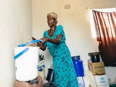 Josephine Ganye tient un sac d'aide alimentaire, le 28 janvier 2020 à Buhera, au Zimbabwe - Jekesai NJIKIZANA [AFP]