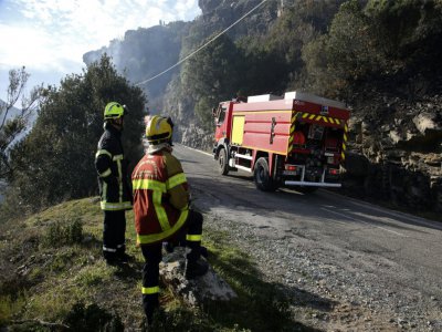 Des pompiers entre Lanconu et Biguglia, le 11 février 2020 en Corse - PASCAL POCHARD-CASABIANCA [AFP]
