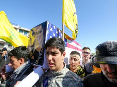 Des jeunes Iraniens portent un cercueil aux couleurs du drapeau américain lors de l'anniversaire de la Révolution islamique, le 11 février 2020 à Téhéran - ATTA KENARE [AFP]