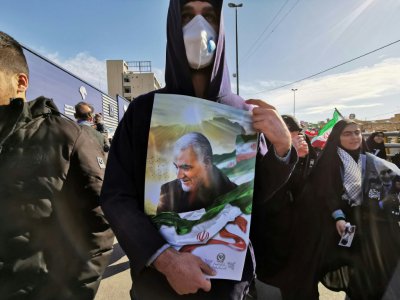 Un homme montre un portrait du général iranien Qassem Soleimani, tué en janvier par une frappe américaine en Irak, lors de l'anniversaire de la Révolution islamique, le 11 février 2020 à Téhéran - Atta KENARE [AFP]