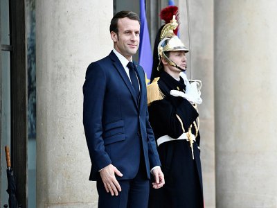 Le président Emmanuel Macron sur le perron de l'Elysée, le 5 février 2020 à Paris - STEPHANE DE SAKUTIN [AFP/Archives]