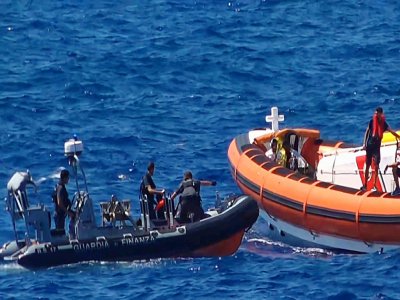 Des militants de l'ONG Proactiva Open Arms viennent au secours d emigrants près de l'île italienne de Lampedusa le 20 août 2019, sur une capture d'écran d'une vidéo de Local Team - - [LOCALTEAM/AFP/Archives]