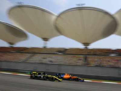 Le pilote Renault Daniel Ricciardo essaie de doubler le pilote McLaren Lando Norris lors des essais du Grand Prix de Shanghai le 12 avril 2019 - GREG BAKER [AFP/Archives]