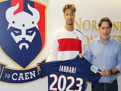 À 20 ans, Ayoub Jabbari signe son premier contrat professionnel au SM Caen. - smcaen