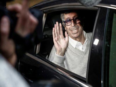 L'ancien maire de Levallois Patrick Balkany salue à sa sortie de la prison de la Santé, le 12 février 2020 - Francois GUILLOT [AFP]